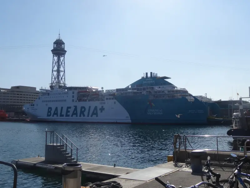 Baleària-Fähre im Hafen Barcelona am Moll de Barcelona