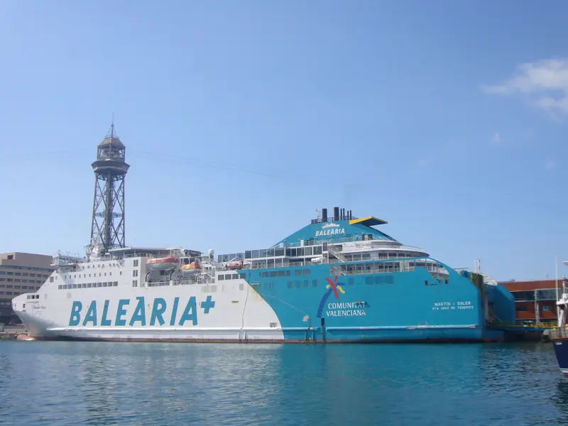 Baleàrria-Fähre im Hafen Barcelona — Überfahrt Barcelona–Mallorca