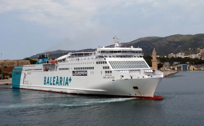 Ferry Balearia en el puerto de Palma de Mallorca