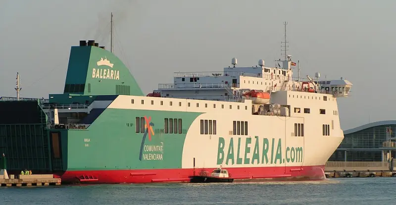 Fähre im Hafen von Barcelona, bereit zur Überfahrt nach Mallorca