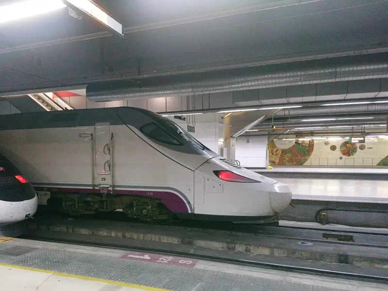 Gleishalle des Bahnhofs Barcelona Sants — Ausgangspunkt für Reisende zur Fähre nach Mallorca