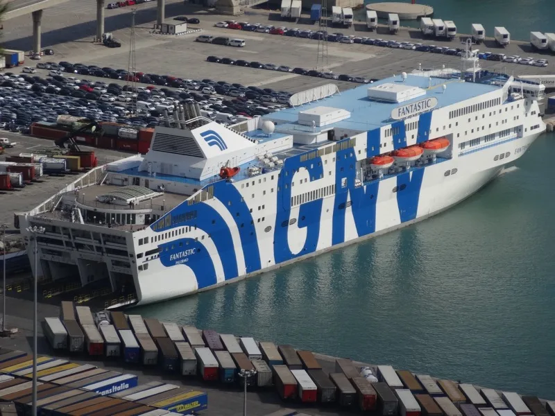 GNV Fähre Fantastic im Hafen von Barcelona, Blick vom Montjuïc