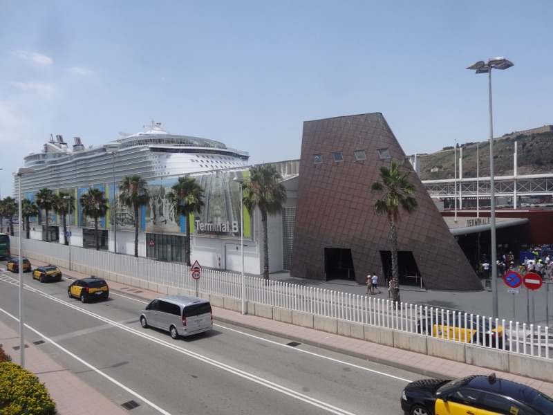 Fährterminal Moll Adossat im Hafen Barcelona mit Fahrzeugen