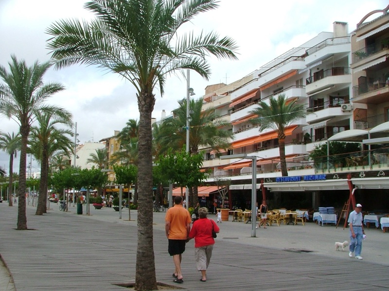 Hafen Port d'Alcúdia auf Mallorca mit Promenade