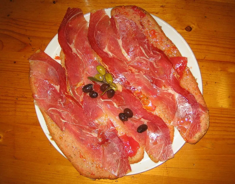 Pa amb oli — mallorquinisches Brot mit Tomate und Olivenöl, typisches Gericht auf Mallorca