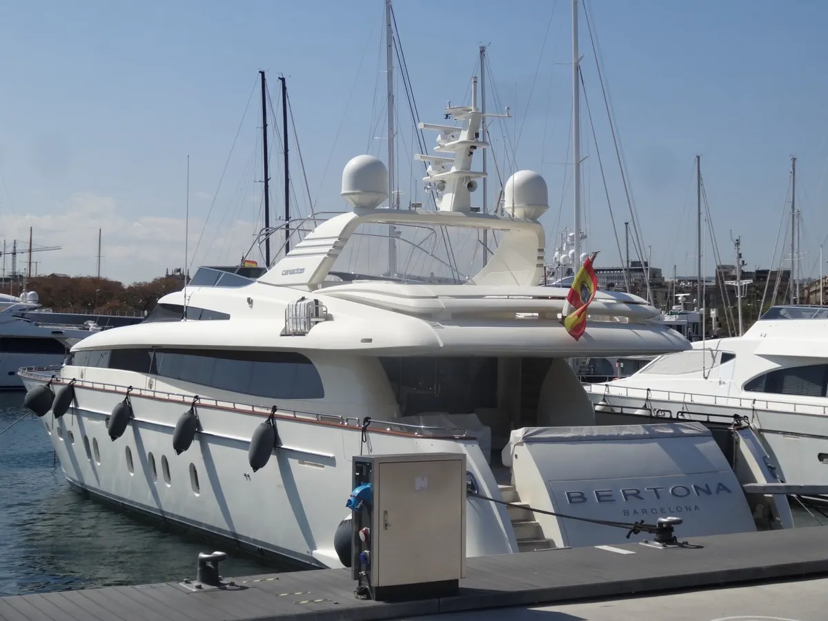 Marina Port Vell Barcelona mit Yachten und Stadtblick – Lage vieler Hafen-Hotels