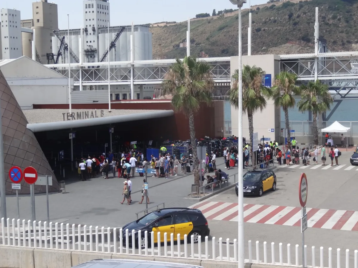 Moll Adossat Fährterminal Barcelona – Terminal B mit anlaufendem Schiff