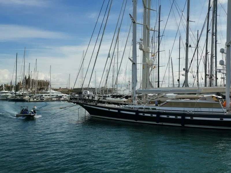 Schiffe im Hafen von Palma de Mallorca – das Tor zur Insel