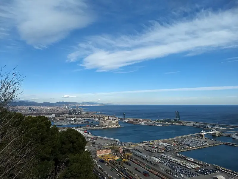 Panoramablick auf den Hafen von Barcelona vom Montjuïc — Fährterminals und Kreuzfahrtdock