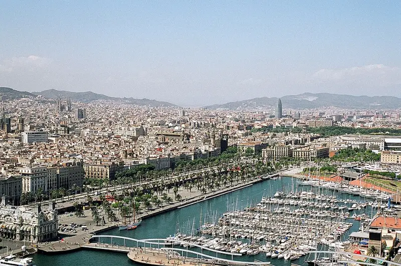 Port Vell Barcelona — Blick auf den Hafen und das Fährterminal am Monument a Colom