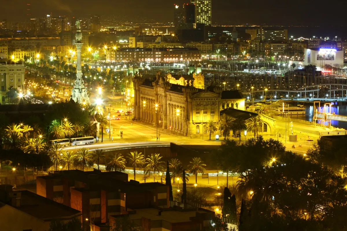 Port Vell Barcelona bei Nacht mit beleuchtetem Monument a Colom – Lage der Luxushotels