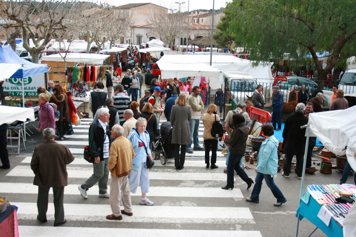 Wochenmarkt Sineu Mallorca – Markttreiben am Kirchplatz mit vielen Besuchern und Marktständen