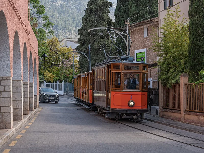 Historischer Tram in Sóller fährt durch die malerische Altstadt, Mallorca
