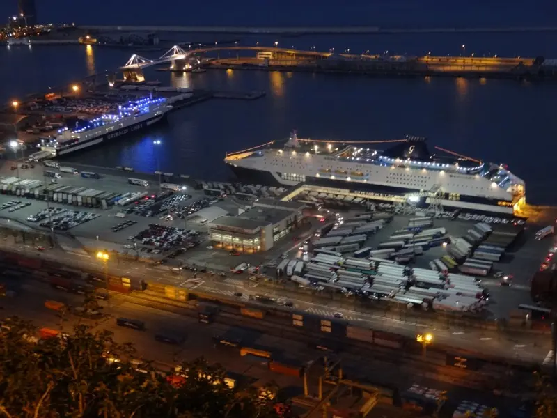Fährterminal Barcelona bei Nacht — beleuchtetes Hafengebäude am Moll de Sant Bertran