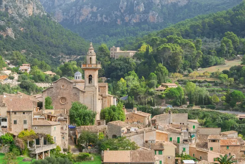 Valldemossa mit dem historischen Kartäuserkloster in der Serra de Tramuntana